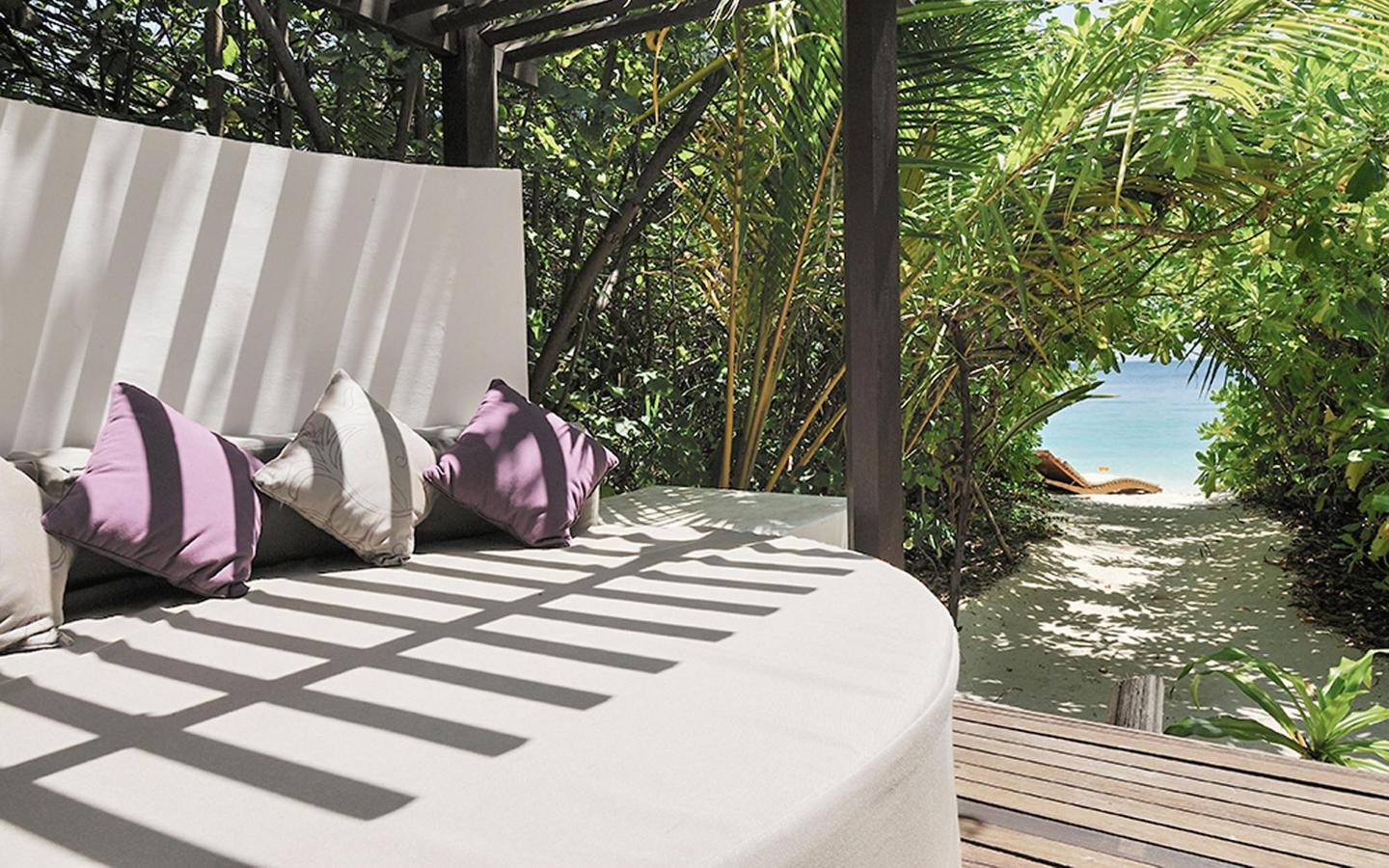 Coco-Bodu-Hithi-Beach-Villa-with-Pool-Terrasse