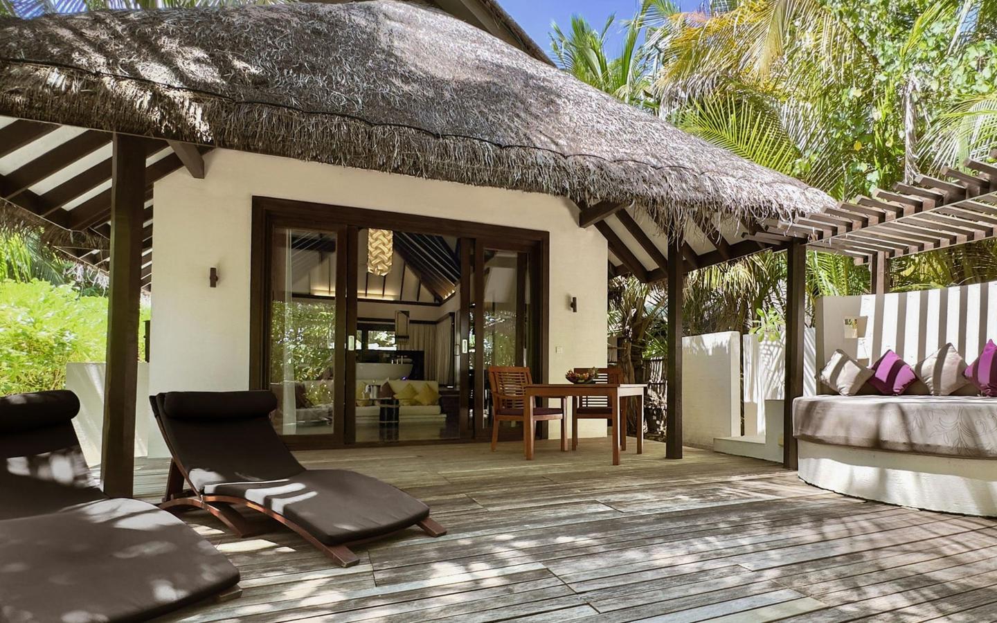 Coco-Bodu-Hithi-Beach-Villa-with-Pool-Außenansicht-Terrasse