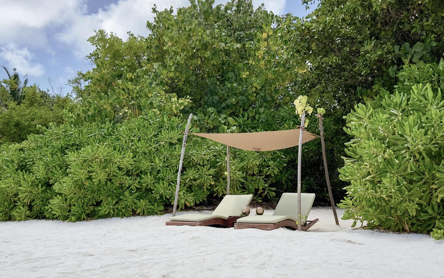 Coco-Bodu-Hithi-Beach-Villa-with-Pool-am-Strand
