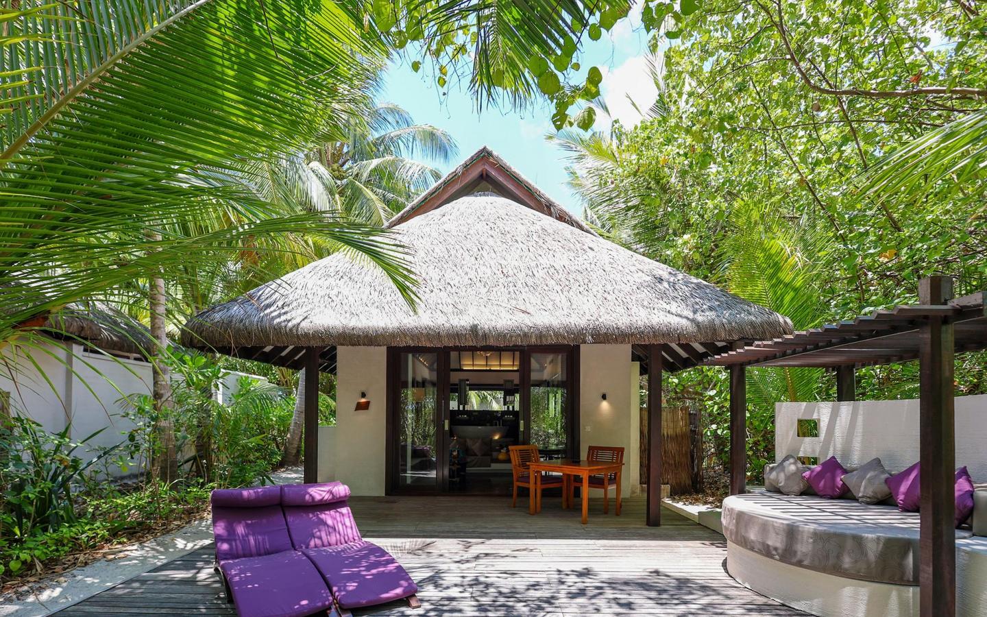 Coco-Bodu-Hithi-Beach-Villa-with-Pool-Außenansicht