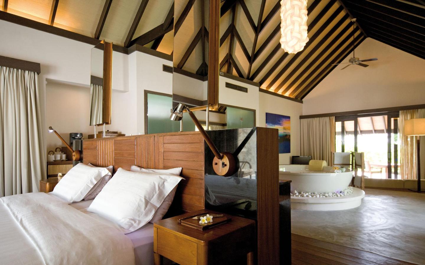 Coco Bodu Hithi, Malediven, Island Villa, Schlafzimmer