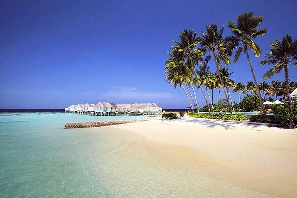 Strand, Pool im Hintergrund, Centara Grand Island Resort & Spa, Malediven
