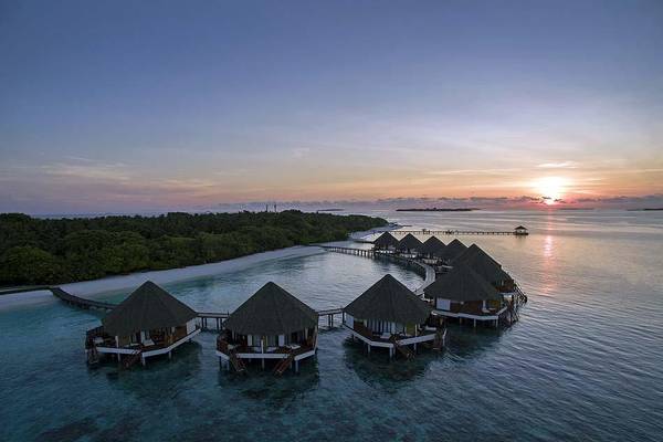 Blick auf die Wasservillen bei Sonnenuntergang, Adaaran Select Meedhupparu, Maldives
