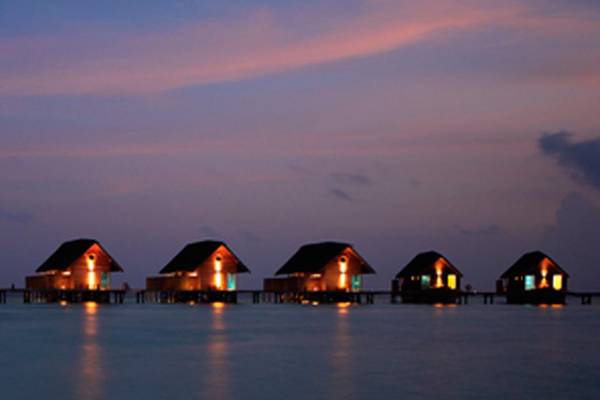Water Villas bei Dunkelheit, Cocoa Island by Como, Malediven