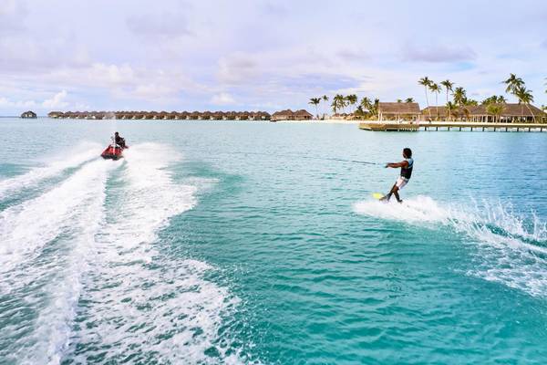 Sun Siyam Iru Veli, Malediven, Wassersport mit Surfbrett