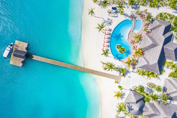 Sun Siyam Iru Veli, Malediven, Luftbild von Ankunftssteg und Pools