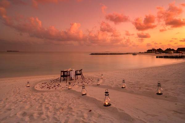 varu-by-atmosphere-maldives-special-dinner-setup-beach