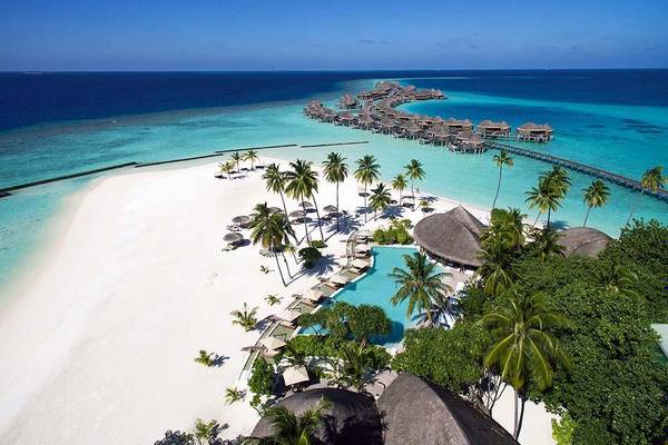 Blick auf Pool und Wasservillen, Luftansicht, Constance Halaveli Resort, Maldives