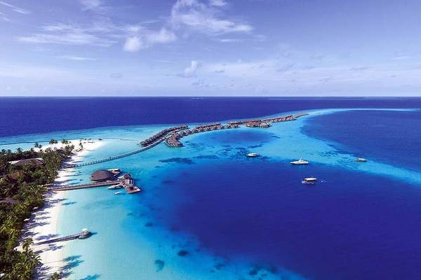Blick auf die Watervillas aus der Luft, Constance Halaveli Resort, Maldives