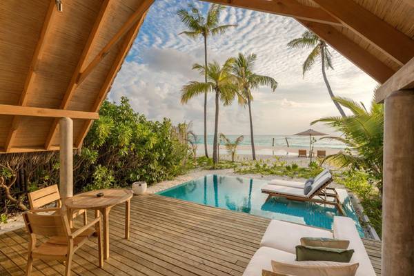 Fushifaru Maldives, Pool Beach Villa Sunset, Sonnendeck mit Blick über den Pool