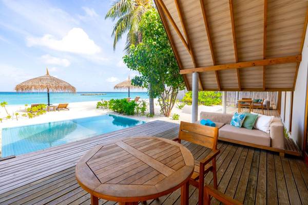 Fushifaru Maldives, Beach Duplex Villa, Terrasse mit Pool