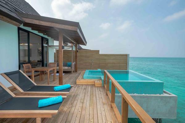 Fushifaru Maldives, Pool Water Villa, Sonnendeck mit Infinity Pool