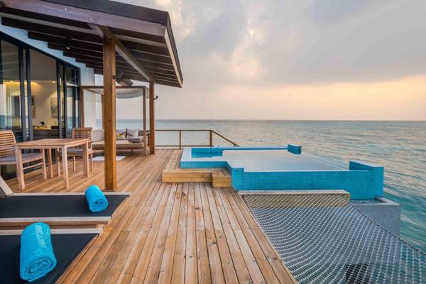 Fushifaru Maldives, Premium Pool Water Villa, Infinity Pool und Hängematte