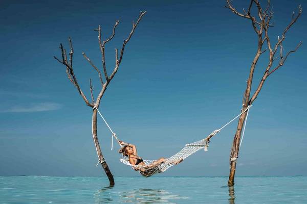 Fushifaru Maldives, Hängematte über dem Meer