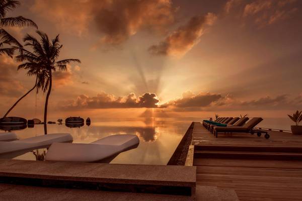 Fushifaru Maldives, Infinity Pool im Sonnenuntergang