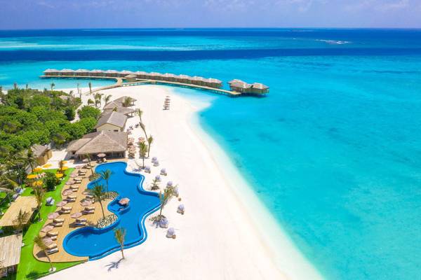 You & Me Maldives, Insel, Drohnenaufnahme, Beach, Pool, Water Villas