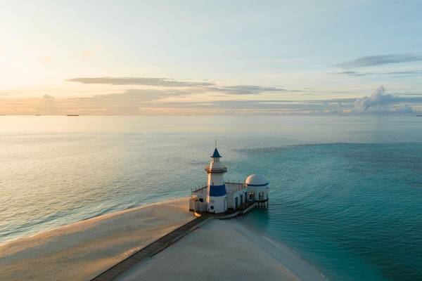 InterContinental Maldives Maamunagau Resort, Luftaufnahme Leuchtturm