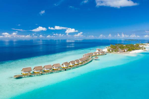 SAii Lagoon Maldives, Drohnenaufnahme Steg Water Villas