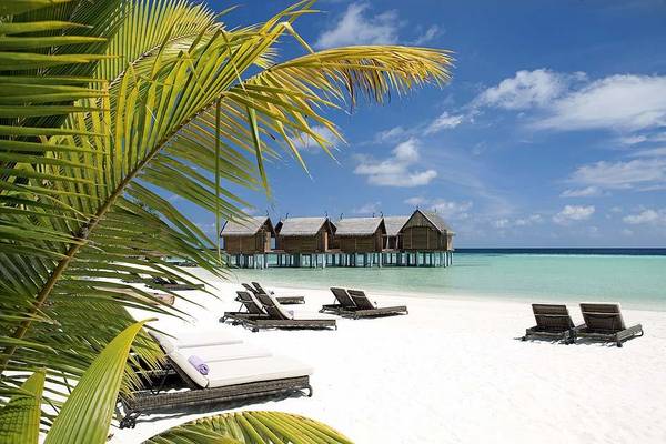 bequeme Liegestühle am Traumstrand, Constance Moofushi Resort, Malediven