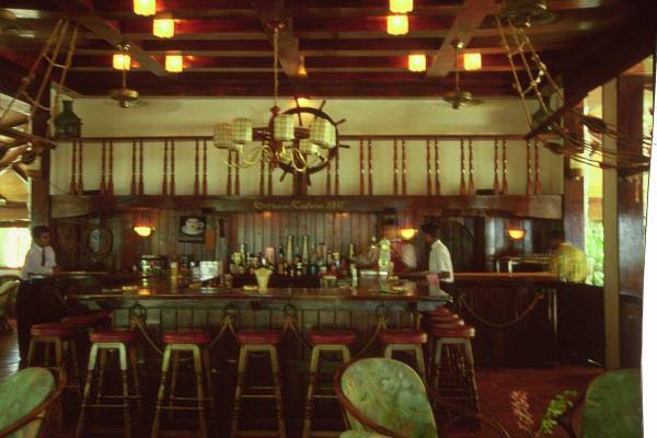 Baros Maldives Captains Bar 70er Jahre
