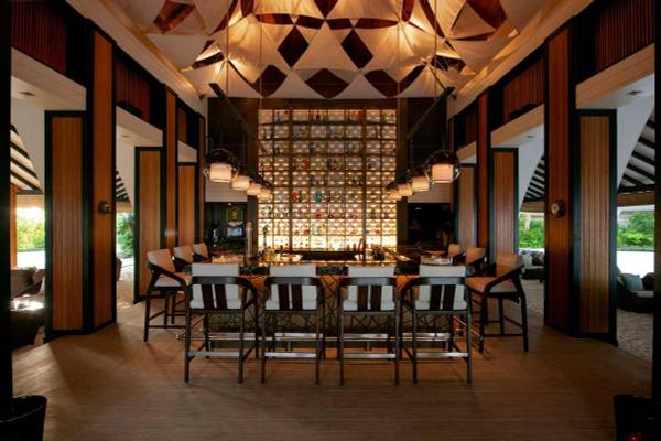 Baros Maldives, Salis Bar heute