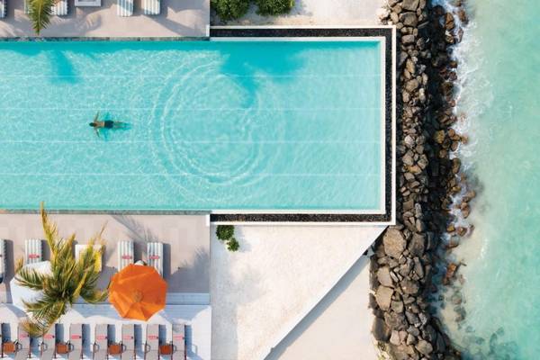 OBLU SELECT Lobigili, Insel, Drohnenaufnahme, Pool