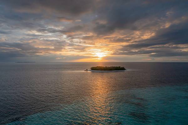 Dhawa Ihuru, Malediven, Insel im Abendrot
