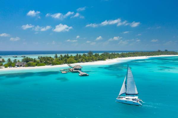 Lux South Ari Atoll, Wasservilla und Segelboot