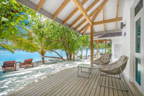 Ellaidhoo Maldives by Cinnamon, Beach Bungalow, Außenbereich mit direktem Zugang zum Strand