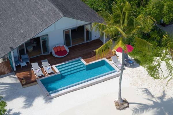 Cora Cora Maldives, Two Bedroom Family Beach Pool Villa, Außenansicht mit Terrasse und Pool