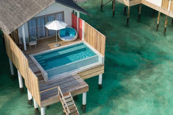Cora Cora Maldives, Lagoon Pool Villa, Außenansicht von Villa auf Stelzen