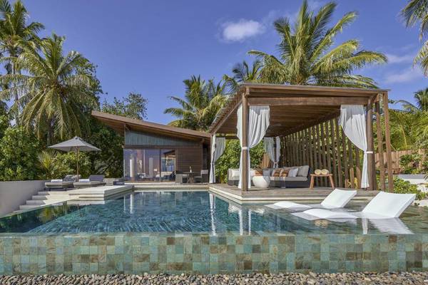 Park Hyatt Maldives Hadahaa, Deluxe Beach Pool Villa, Außenbereich mit Terrasse und Pool