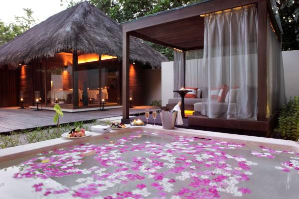 Park Hyatt Maldives Hadahaa, Vidhun Spa, Pool mit Blüten