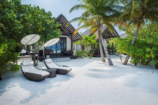 Heritance Aarah, Family Beach Villa, Außenbereich mit Sonnenliegen