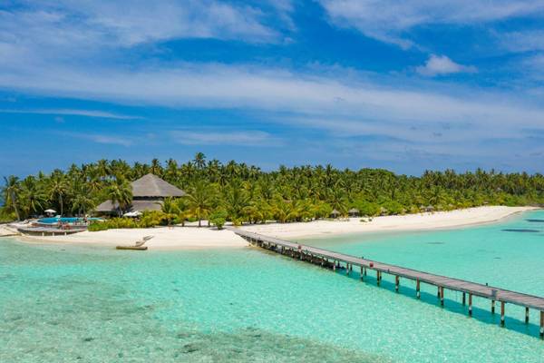 Filitheyo Island Resort, Malediven, Ankunftssteg zur palmenreichen Insel
