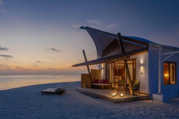 Cinnamon Hakuraa Huraa Maldives, Malediven, Platinum Beach Bungalow bei Nacht