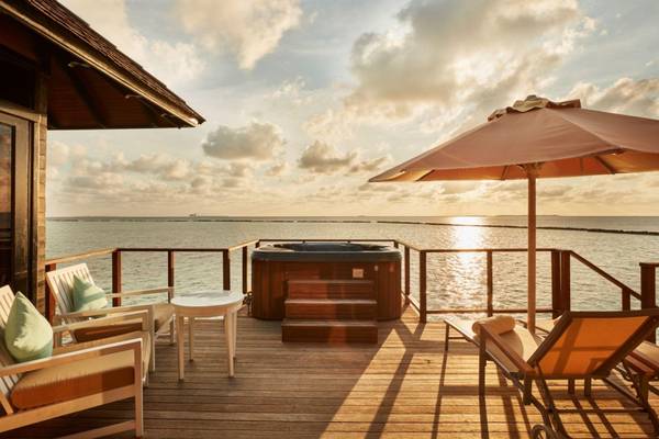 Sun Siyam Iru Fushi, Malediven, Horizon Water Villa, Sonnendeck mit Jacuzzi
