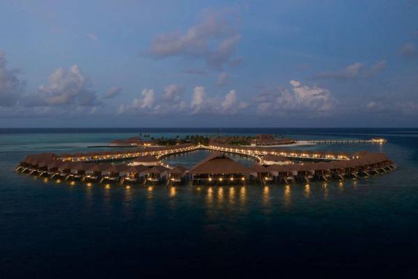 Cinnamon Velifushi Maldives, Malediven,, Resort bei Nacht