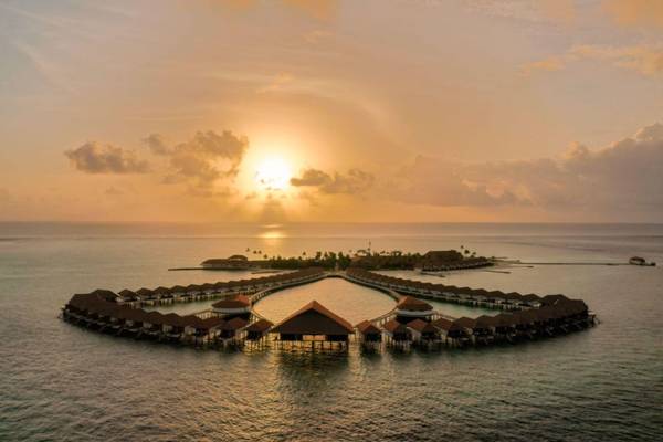 Cinnamon Velifushi Maldives, Malediven, Luftbild Resort bei Sonnenuntergang