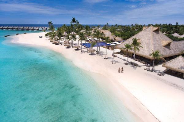 Emerald Maldives Resort & Spa, Malediven, Pool und Strand