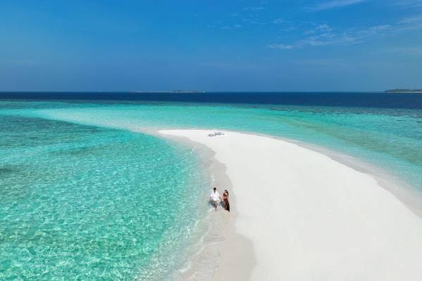 Emerald Faarufushi Resort & Spa, Malediven, Paar am Strand