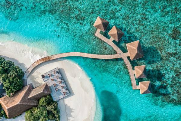 Kudafushi Resort & Spa, Malediven, Luftaufnahme Wasservillen