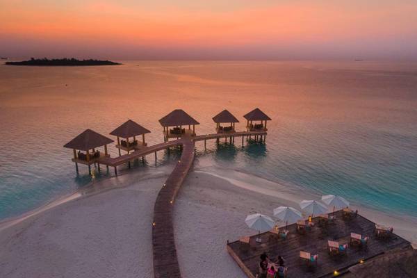 Kudafushi Resort & Spa, Malediven, Sea Edge de Grill & Bar, Sitzgelegenheiten auf dem Steg über dem Wasser