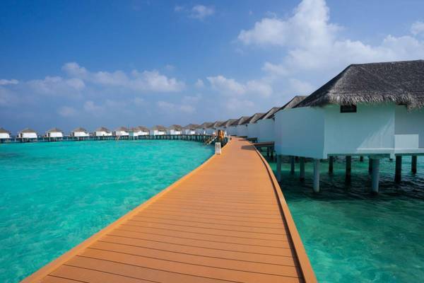 Thulhagiri Island Resort, Malediven, Slider, Superior Water Bungalow, Steg mit Wasserbungalows