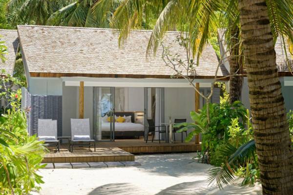 Outrigger Maldives Maafushivaru Resort, Malediven, Beach Villa, Außenansicht
