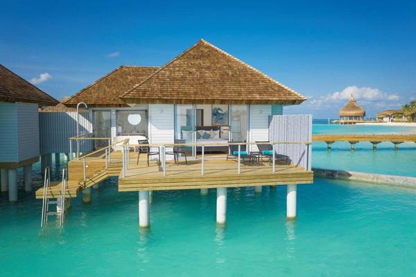 Outrigger Maldives Maafushivaru Resort, Malediven, Over Water Villa, Außenansicht