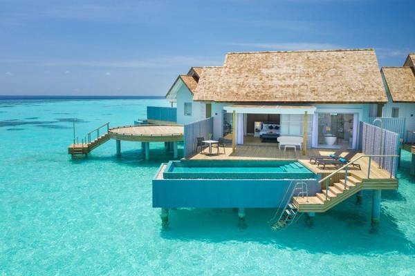 Outrigger Madives Maafushivari Resort, Malediven, Over Water Villa with Private Pool, Außenansicht