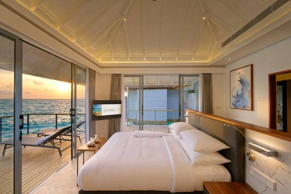 Outrigger Maldives Maafushivaru Resort, Malediven, 1 Bedroom Sunset Over Water Villa with Hot Tub, Schlafzimmer