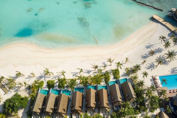 Outrigger Maldives Maafushivaru Resort, Malediven, Luftaufnahme Beach Villen