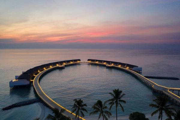 The Westin Maldives Miriandhoo Resort, Malediven, Slider, Luftaufnahme Insel bei Sonnenuntergang